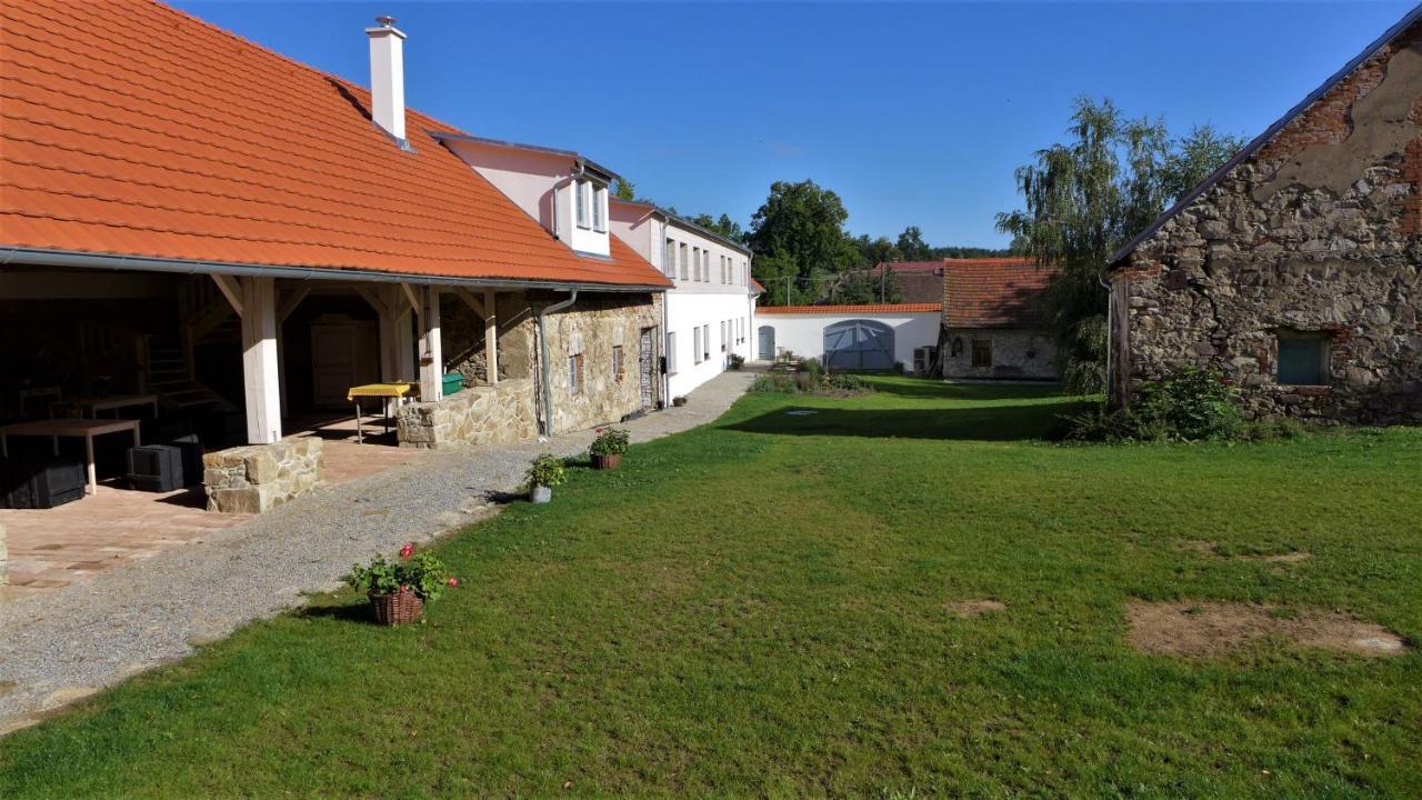 Ořechový dvůr Velke Nepodrice Exteriér fotografie